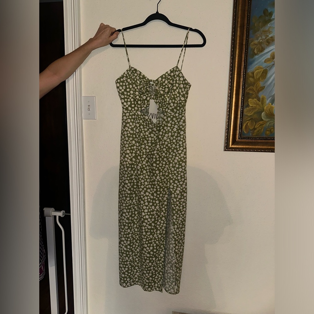 SUCH A BEAUTIFUL ZARA DRESS WITH A SLIT AND BEAUTIFUL DETAILS.😍💚